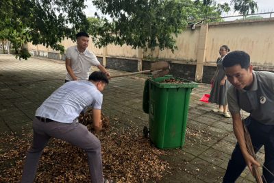 CHI ĐOÀN TRƯỜNG TỔ CHỨC DỌN VỆ SINH KHUÔN VIÊN NĂM HỌC 2025-2026